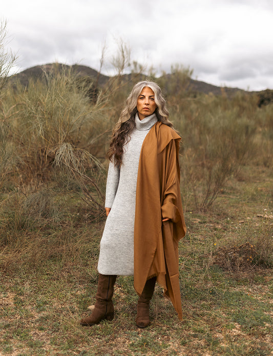 Modelo con chal royal de súper baby alpaca de Perú y seda color camel