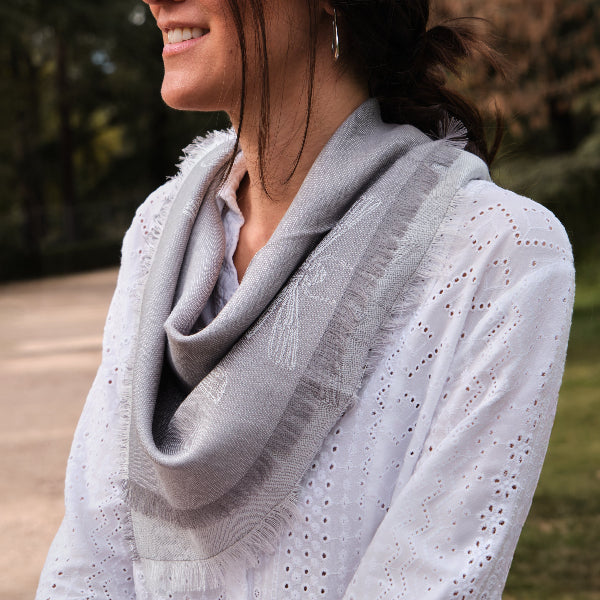 Modelo con un pañuelo gris de baby alpaca y seda puesto al cuello