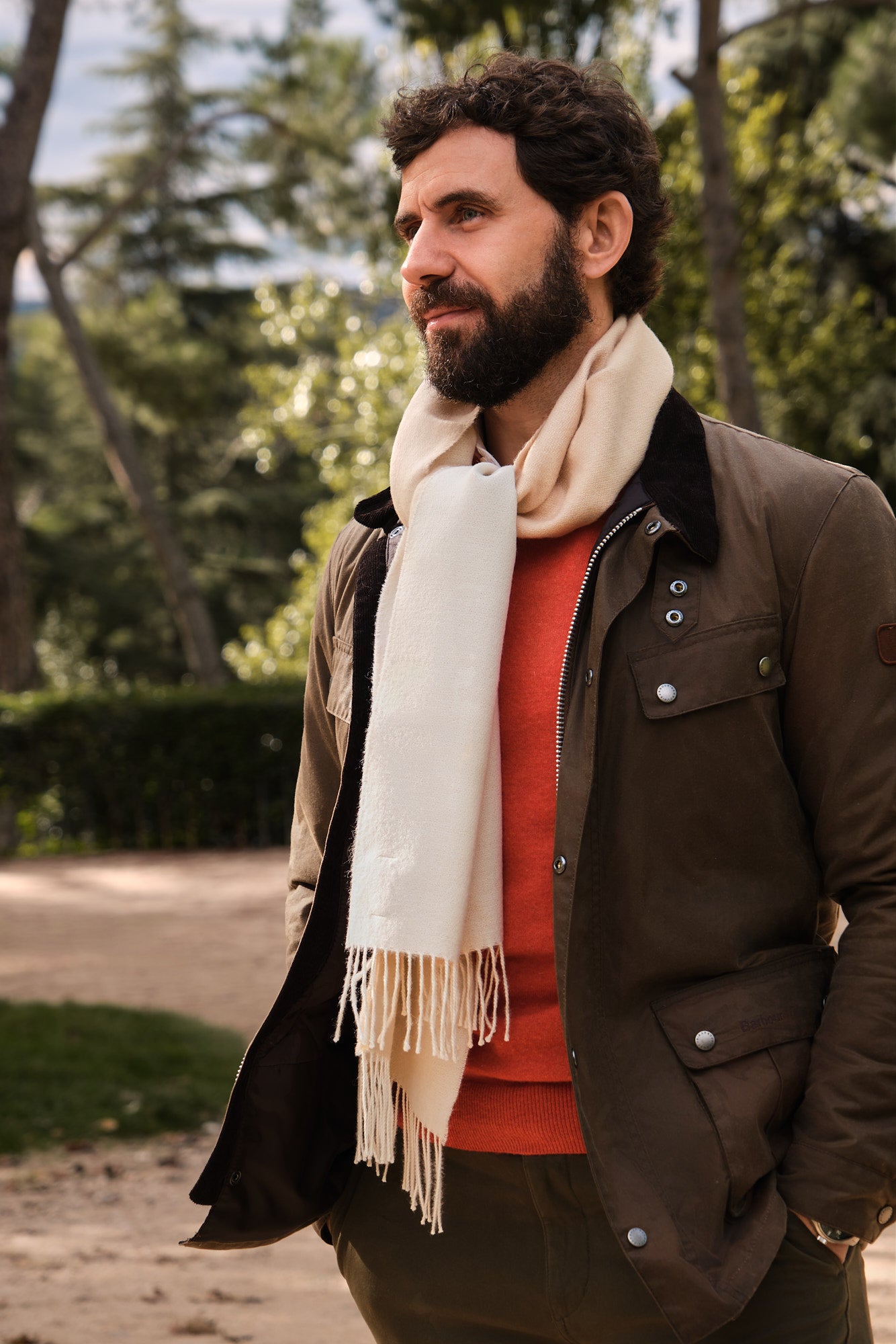 Hombre en el bosque con una bufanda de baby alpaca de color beige y blanco