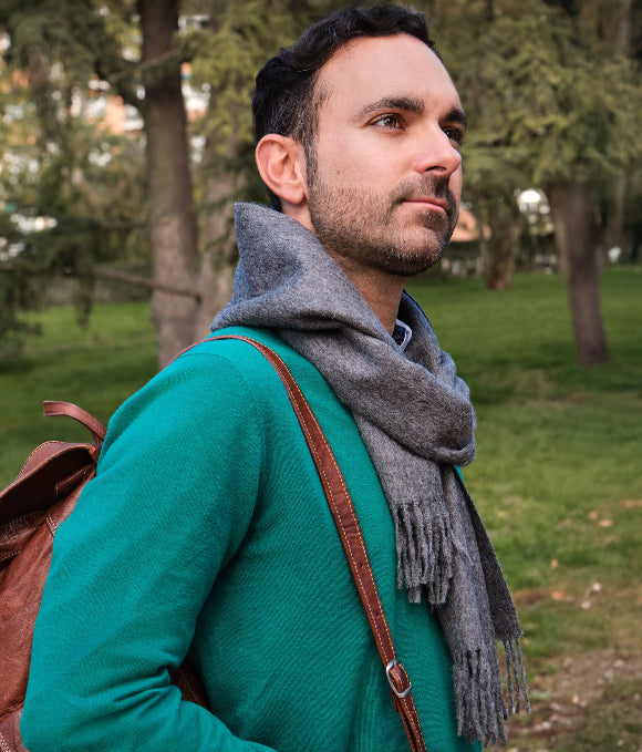 Modelo moreno con una bufanda de baby alpaca color gris