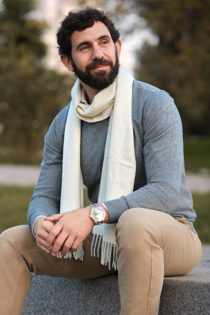modelo masculino con bufanda de baby alpaca blanca