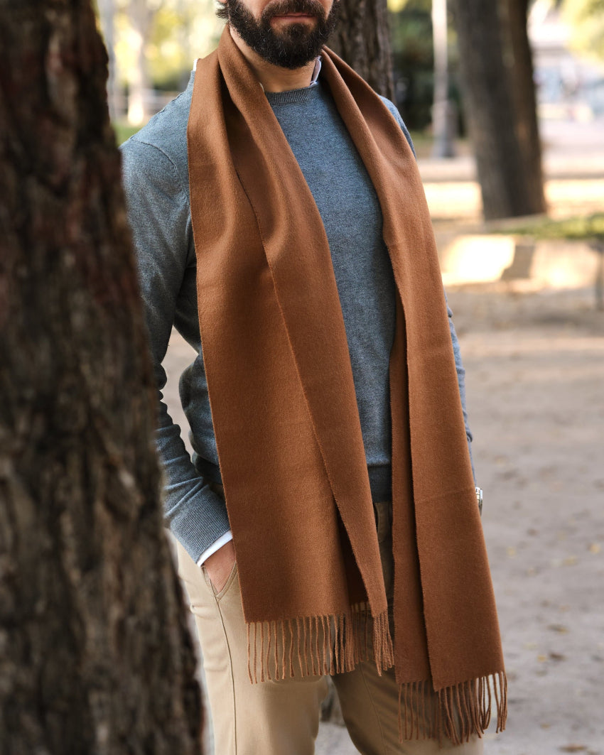 modelo masculino con bufanda de baby alpaca color vicuña