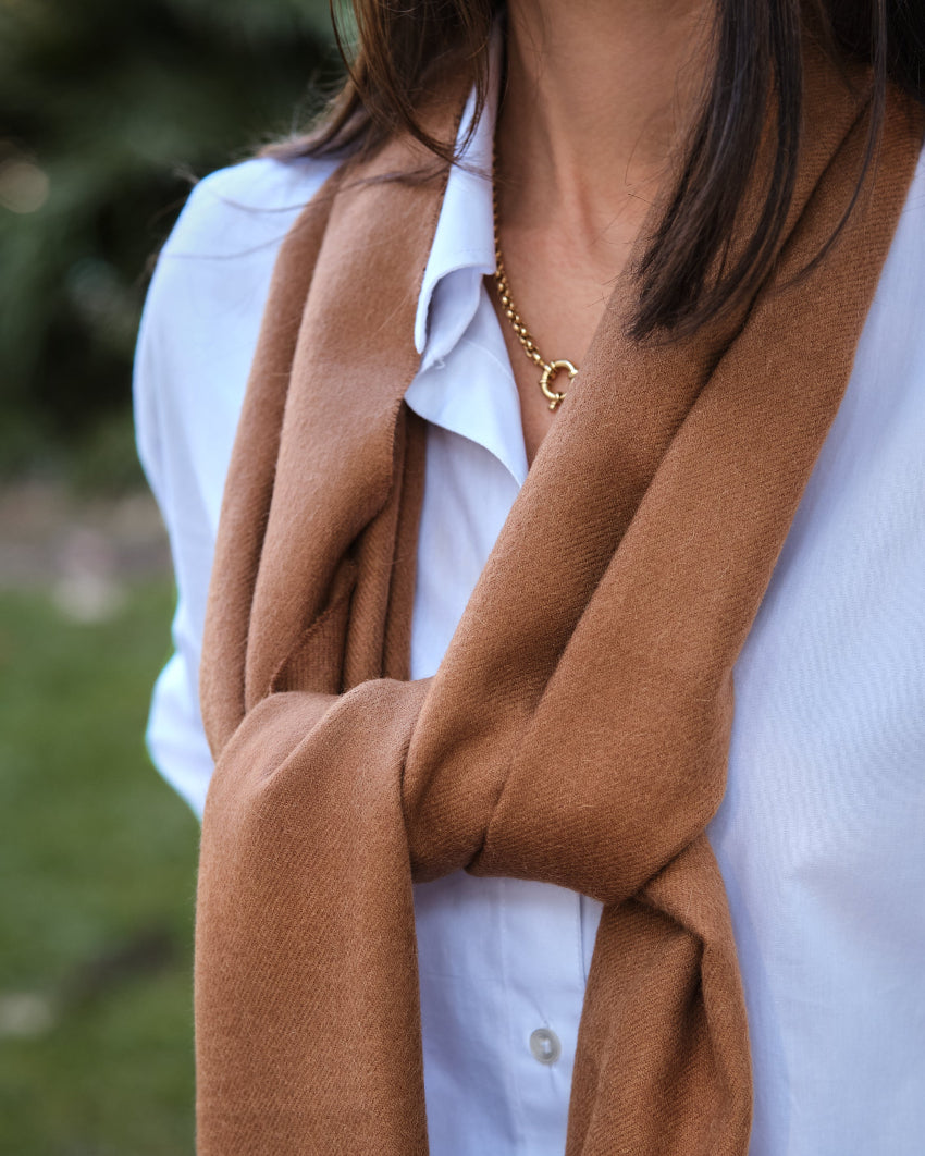 modelo femenina con bufanda de baby alpaca color vicuña