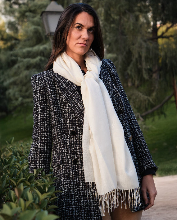 Modelos femenina con un chal de baby alpaca y seda color blanco