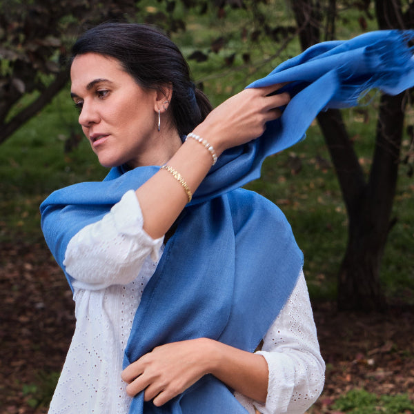 Modelo femenina con un chal de baby alpaca y seda color azul