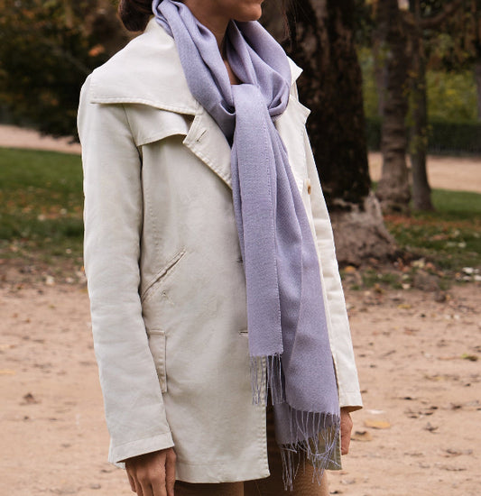 Modelo femenina con un chal liso de baby alpaca y seda color Rosa Plata