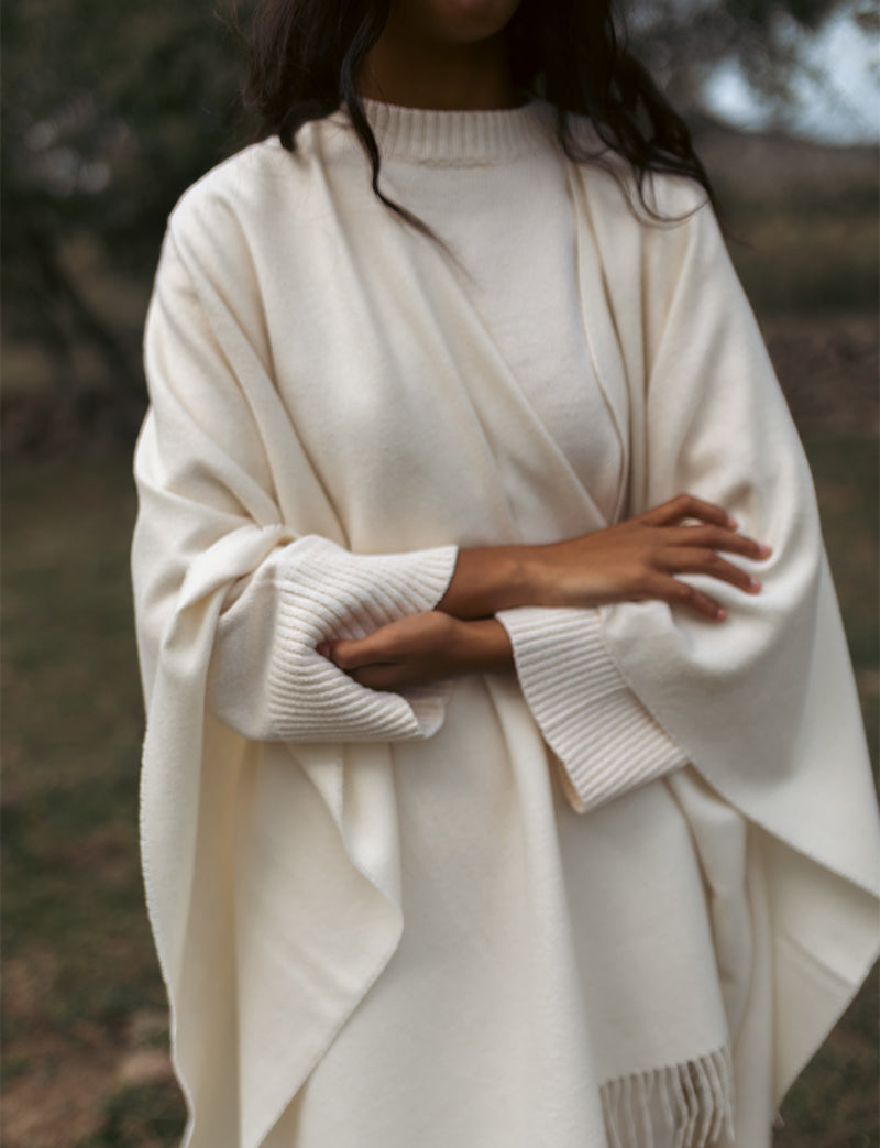 Modelo con poncho clásico peruano de baby alpaca color blanco