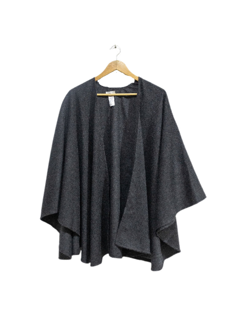 Ruana clásica de baby alpaca de Perú de color carbón