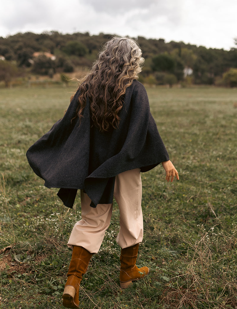 Ruana clásica de baby alpaca de Perú de color carbón