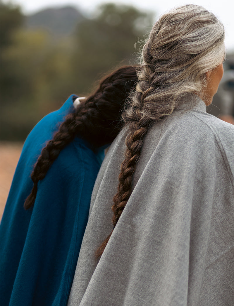 Modelos posando con Capas Neru peruanas de baby alapca