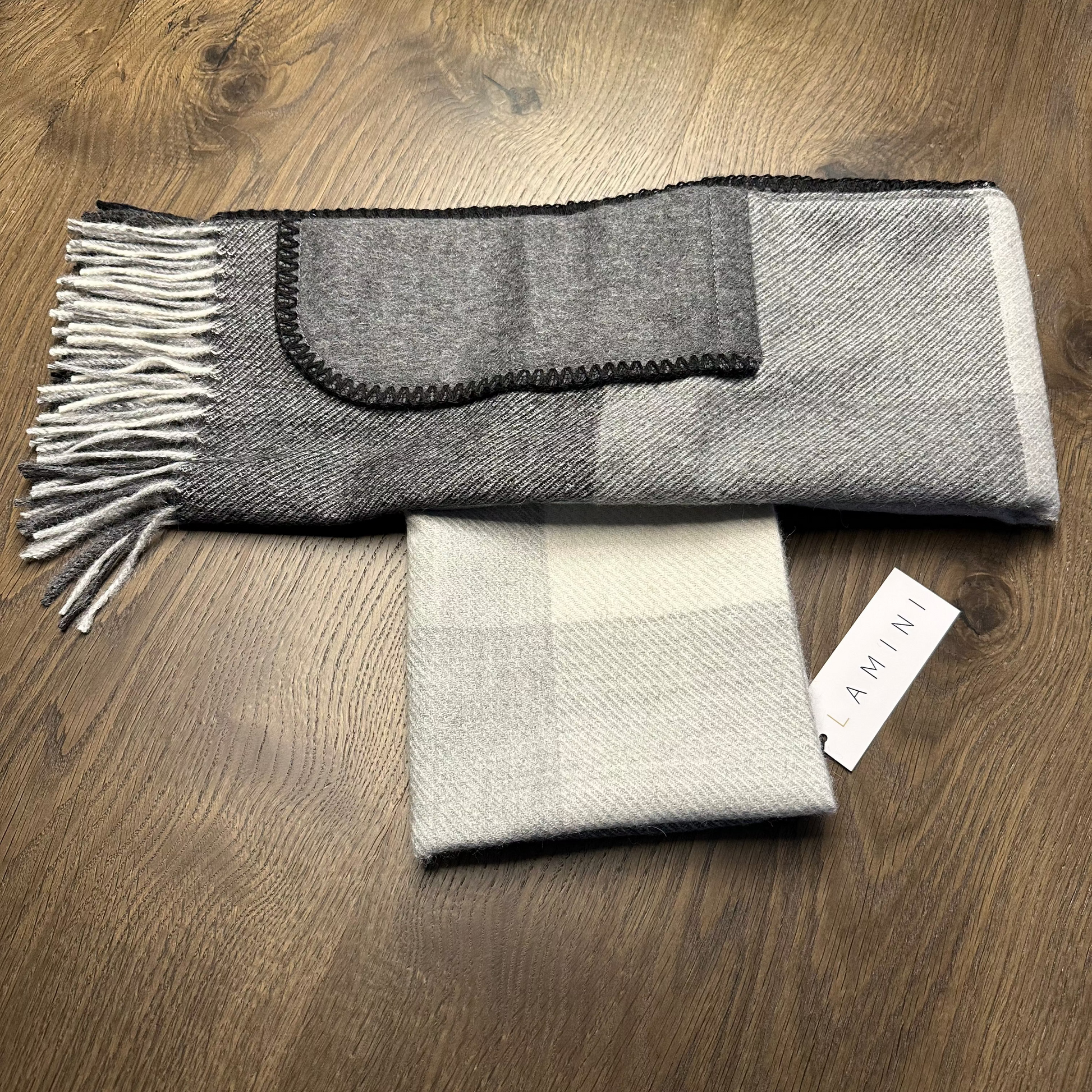 Chal de cuadros con bolsillos 100% baby alpaca de LAMINI en tonos grises