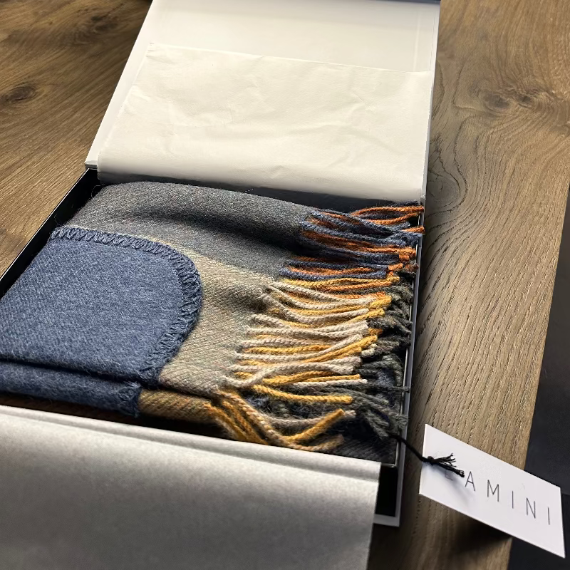 Chal de cuadros con bolsillos multicolor de LAMINI fabricado en de lana de baby alpaca dentro de su caja
