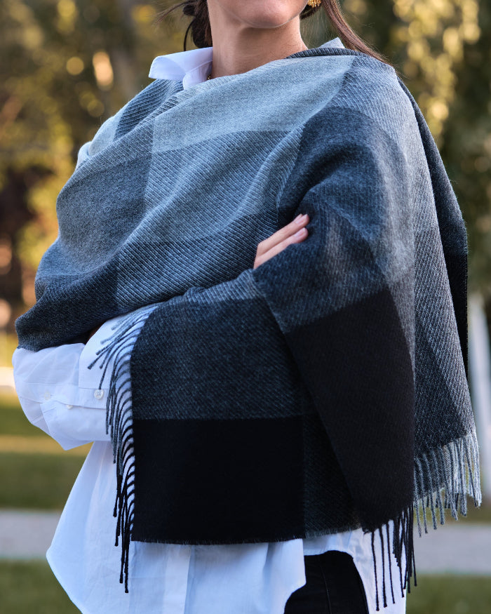 Detalle del chal de baby alpaca de caudros de tonos grises de LAMINI