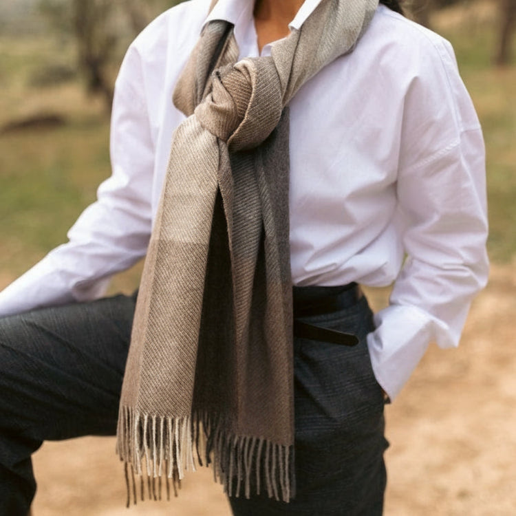 Mujer en el campo con una chal de cuadros de baby alpaca de colores neutros de LAMINI