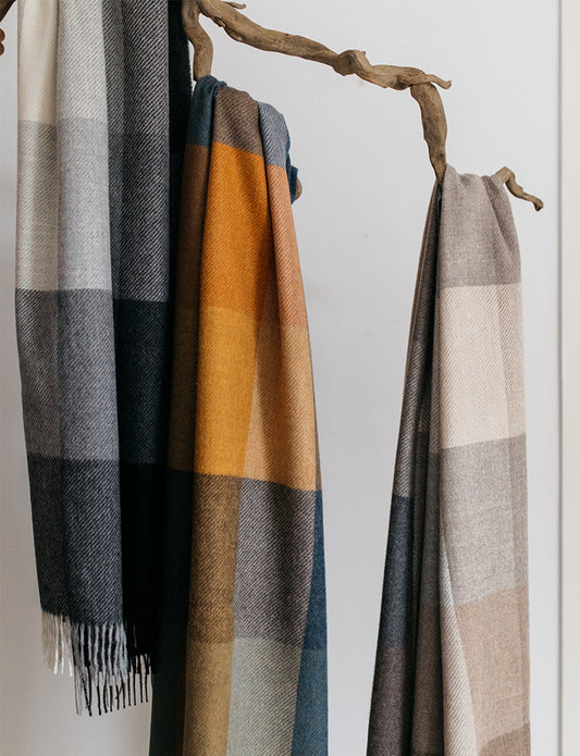 Bodegón de chales de cuadros de varios colores tejidos en suave lana peruana de baby alpaca