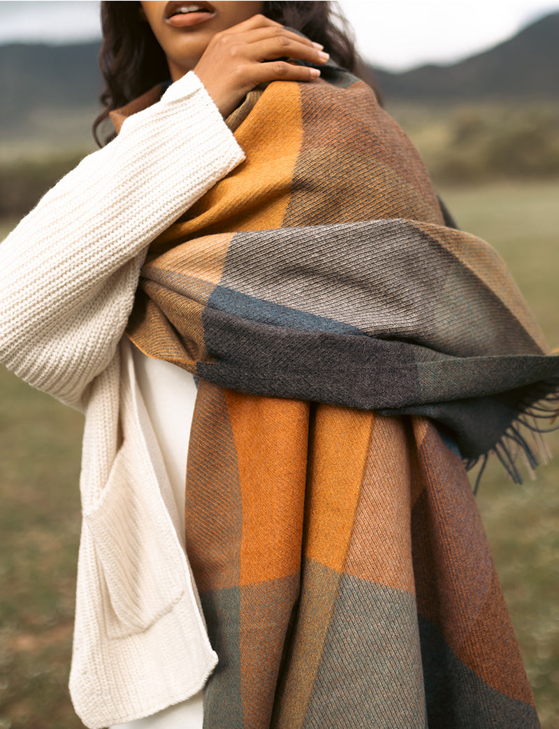 Chal de cuadros multicolor tejido en suave lana peruana de baby alpaca