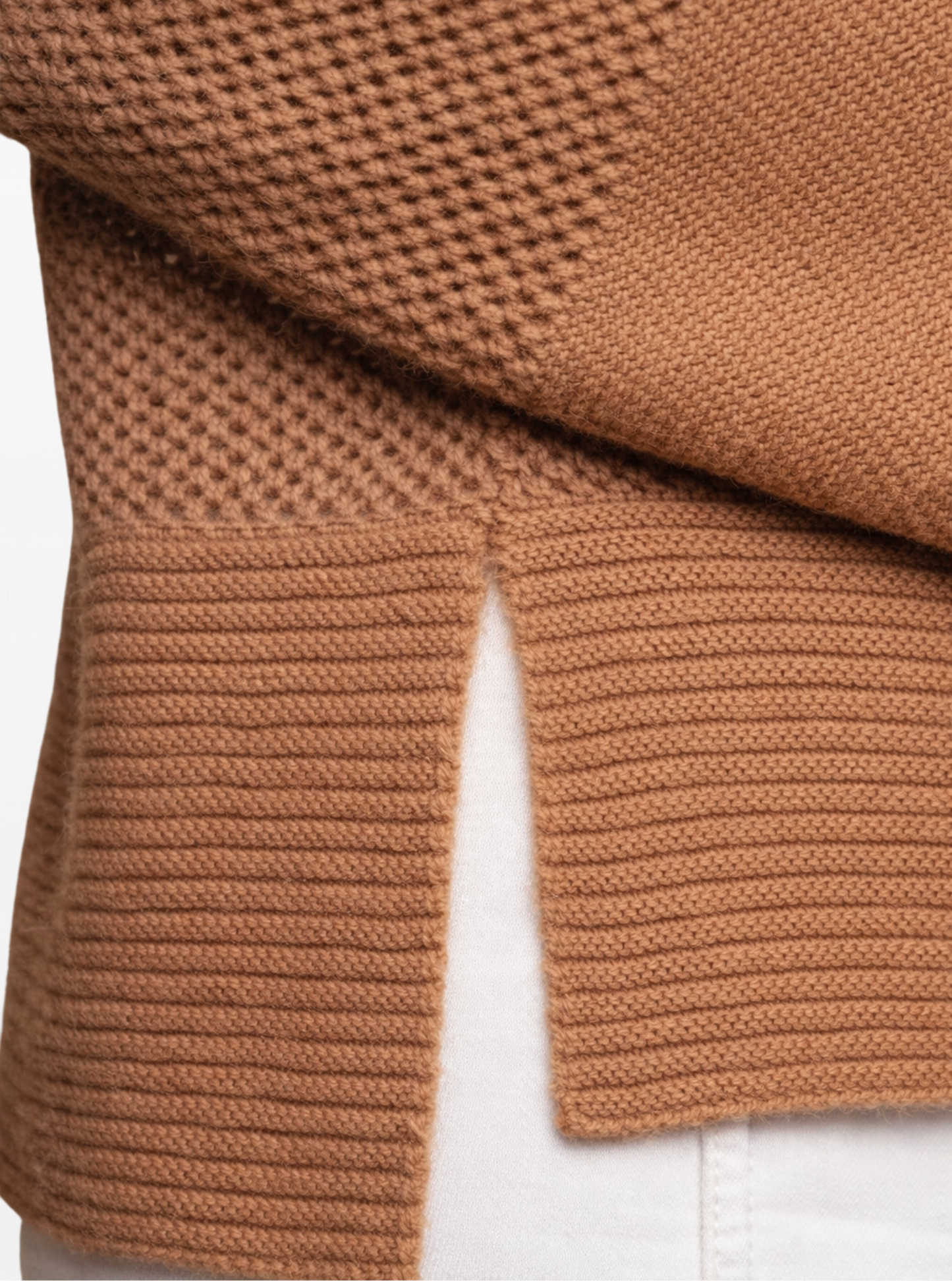 Detalle de puño y cintura del jersey de cuello barco LAMINI de punto 100% baby alpaca color camel