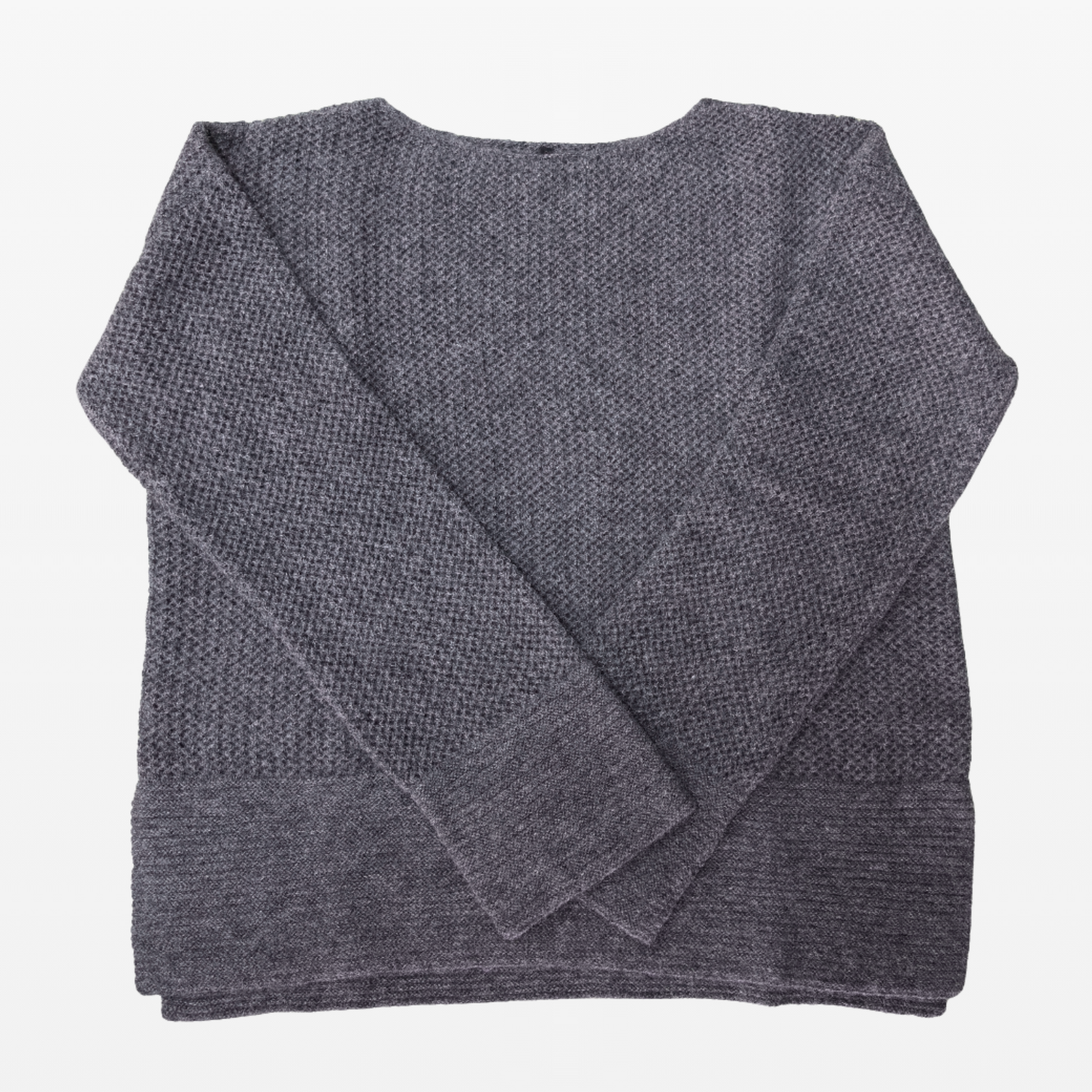 Jersey cuello barco de LAMINI, de punto de lana 100% baby alpaca, color charcoal, estirado sobre una mesa