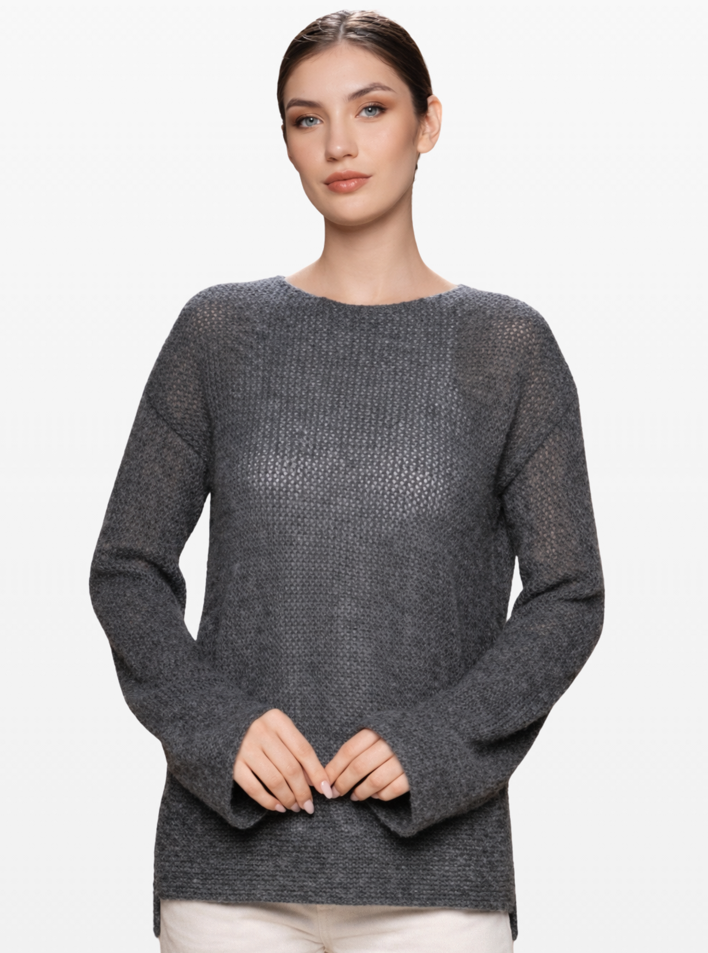 Modelo femenina con jersey de cuello barco LAMINI de punto 100% baby alpaca color charcoal