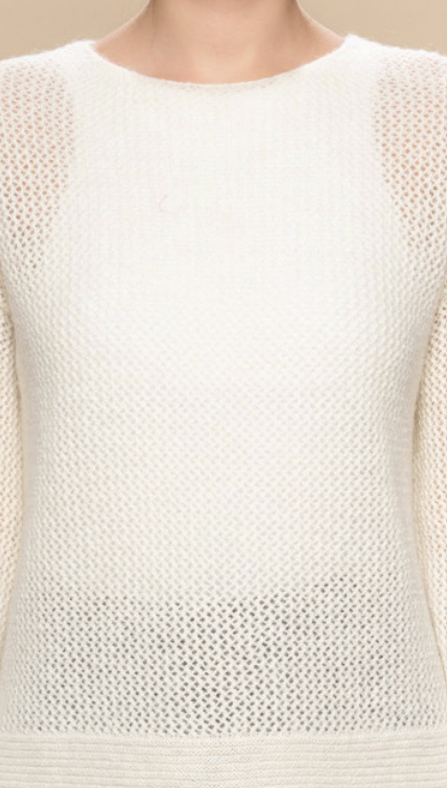 detalle del jersey de cuello barco LAMINI de punto 100% baby alpaca color ivory