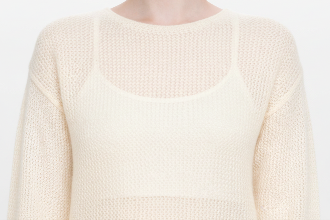 Modelo femenina con jersey de cuello barco LAMINI de punto 100% baby alpaca color ivory