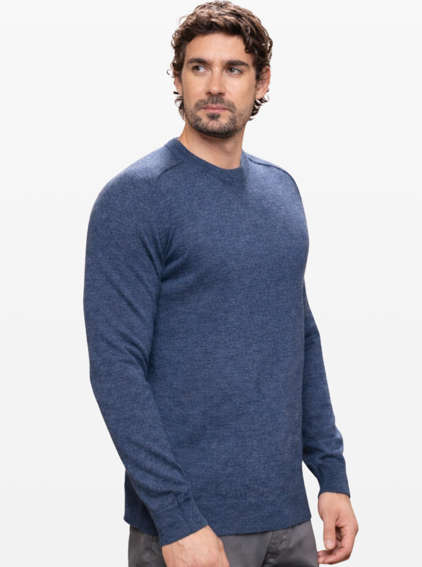 Modelo masculino con jersey classic de cuello redondo de LAMINI en color azul tejido en lana de baby alpaca 100%