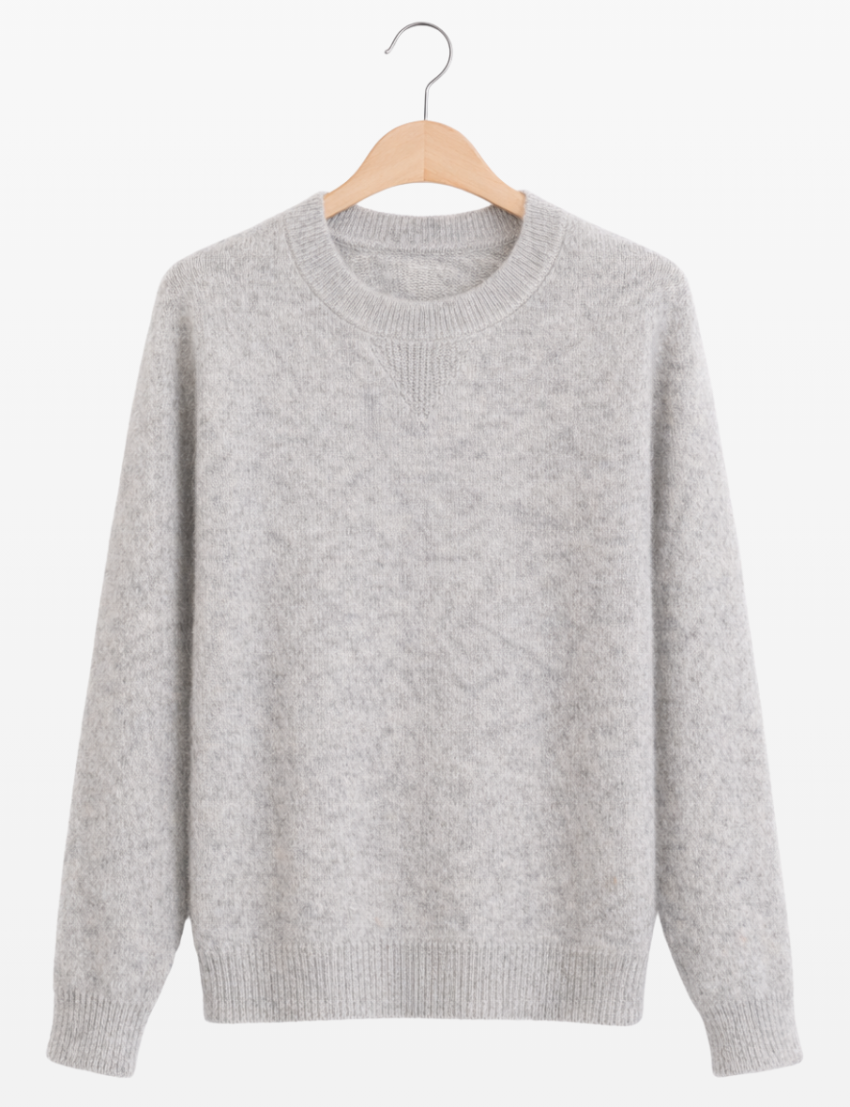 Jersey classic de cuello redondo para hombre de la marca LAMINI en color gris calro tejido en lana de baby alpaca 100% colgado en una percha