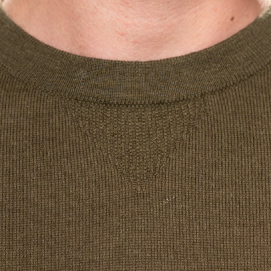 Detalle del cuello del jersey classic con cuello redondo de LAMINI tejido con lana baby alpaca 100% en color verde militar