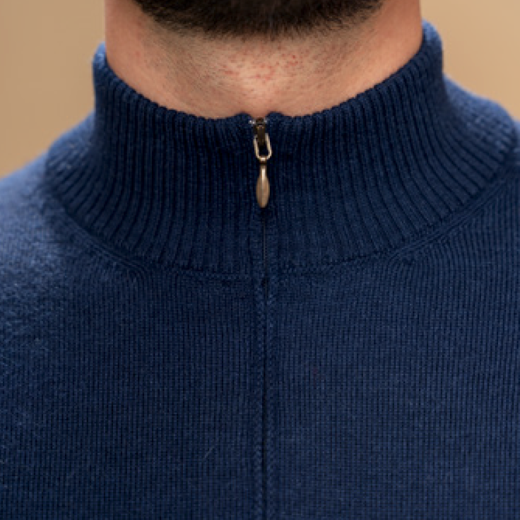 Detalle de la cremallera del cuello del jersey zip para hombre de LAMINI hecho con lana baby alpaca 100% en color azul marino