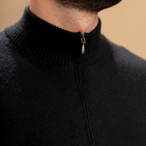 Detalle de la cremallera del cuello del jersey zip para hombre de LAMINI hecho con lana baby alpaca 100% en color negro
