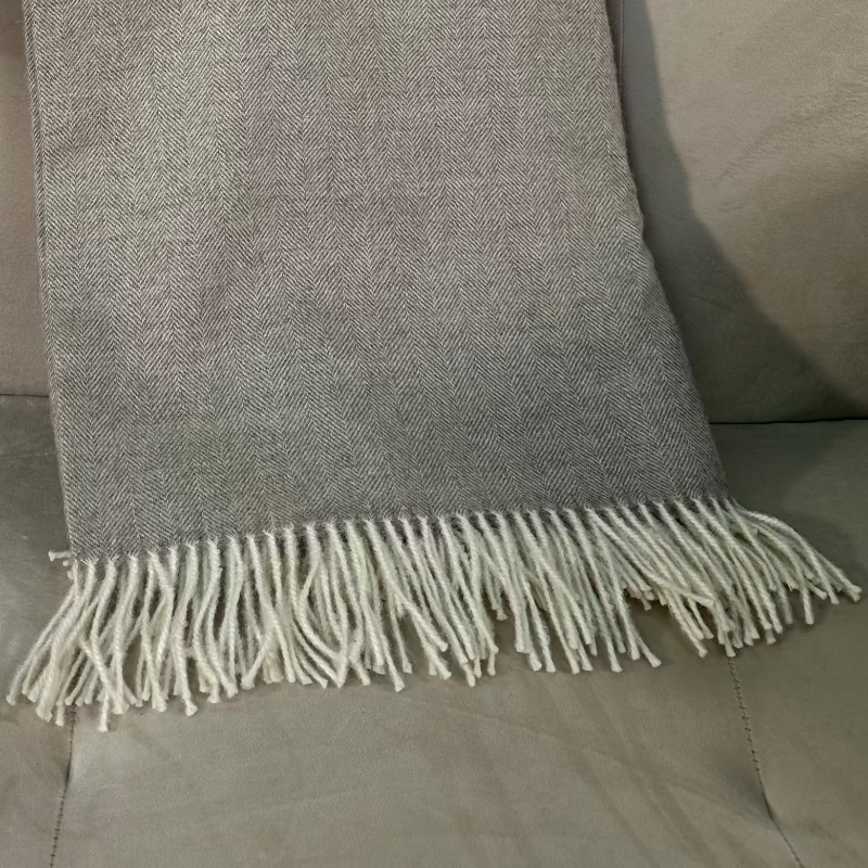 Manta de lana de baby alpaca con patrones en espiga en colores blanco y arena