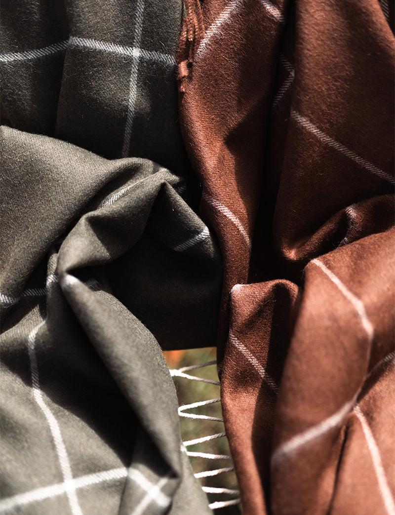 Manta de cuadros tejida en suave lana de baby alpaca 