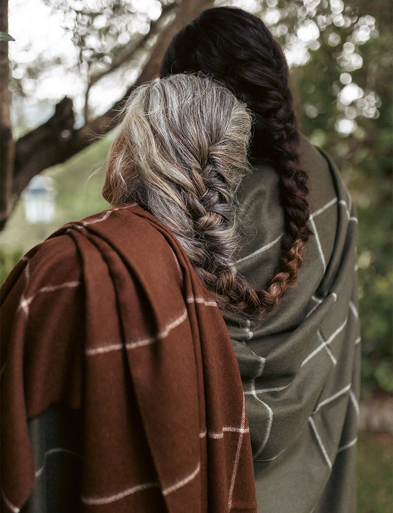 Manta de cuadros tejida en suave lana de baby alpaca 