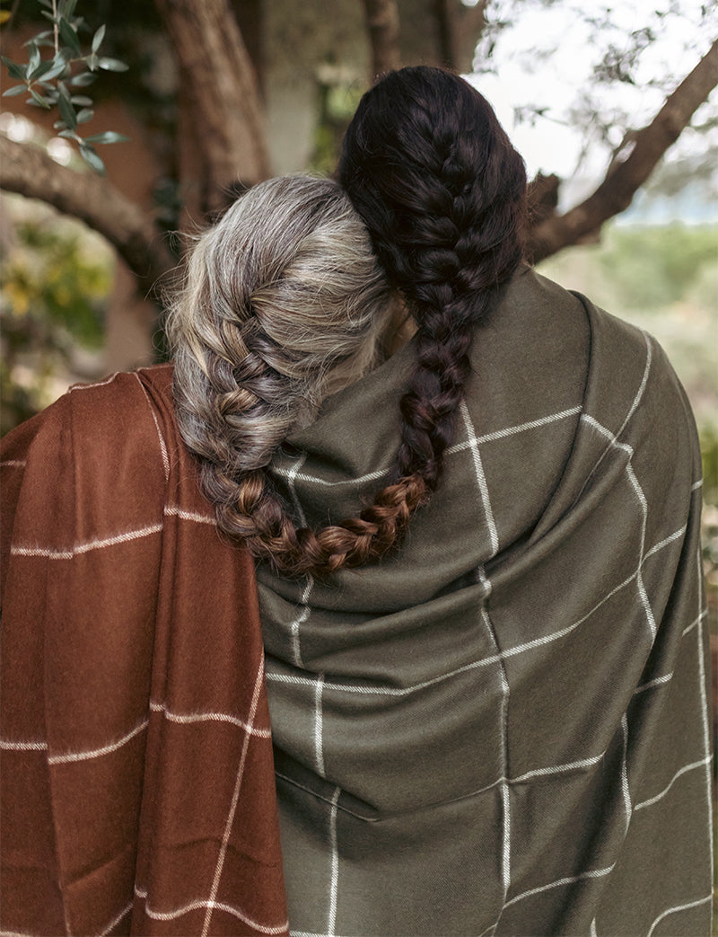 Manta de cuadros tejida en suave lana de baby alpaca 