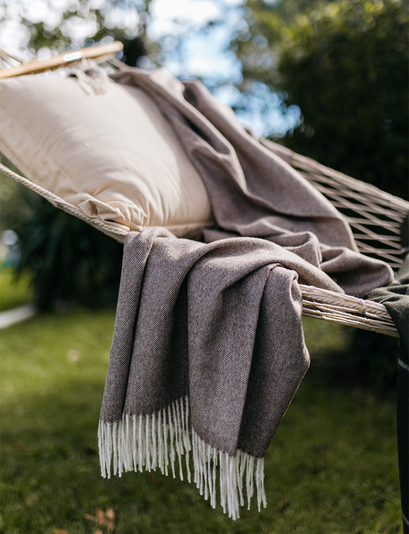 Manta espiga blanco y gris oscuro de suave baby alpaca peruana