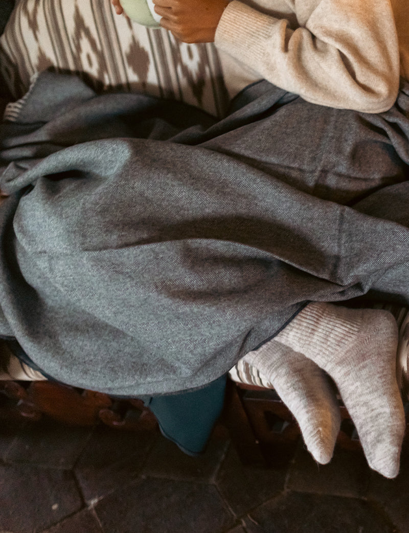 Manta espiga blanco y gris oscuro de suave baby alpaca peruana