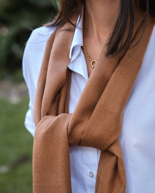 modelo femenina con bufanda de baby alpaca color vicuña