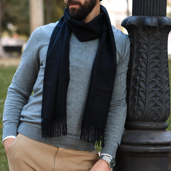 moelo masculino con  una bufanda de lana de baby alpaca