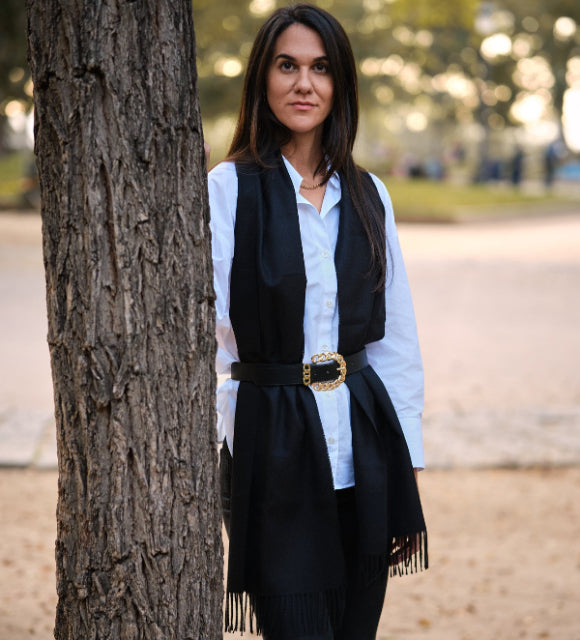 Modelo femenina con una bufanda negra de landa de alpaca