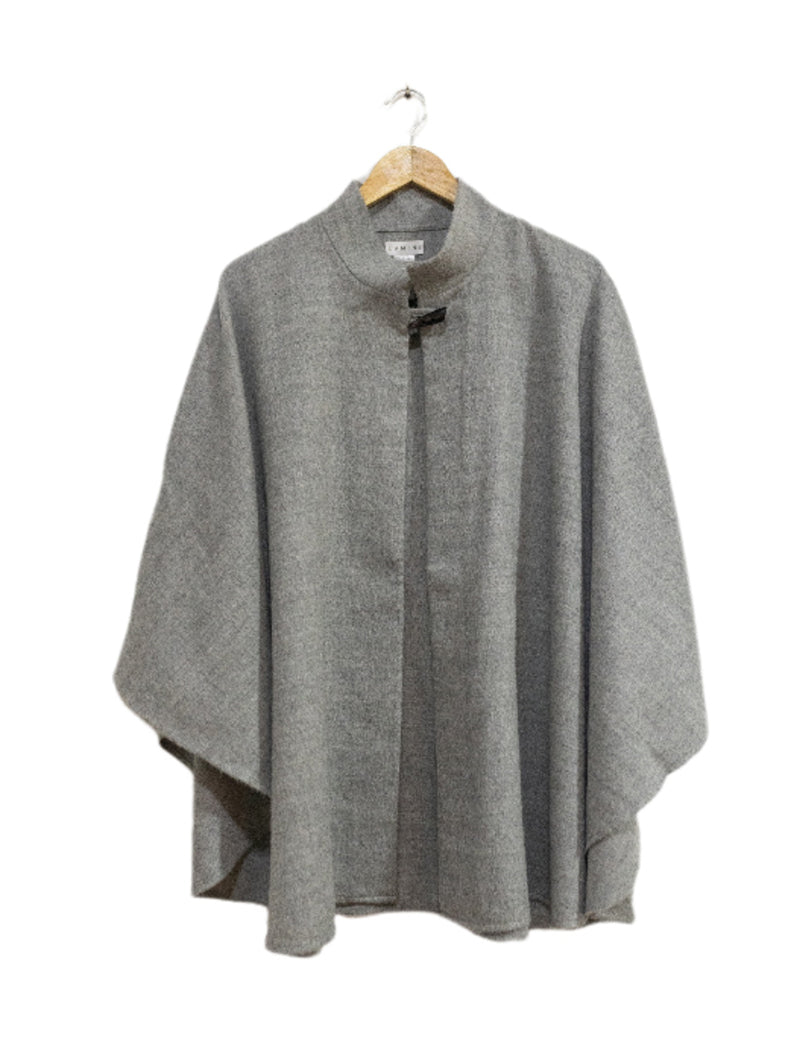 Capa Neru peruana de color gris plata tejida con lana de baby alapca 