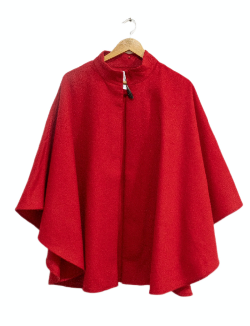 Capa Neru peruana de color rojo tejida con lana de baby alapca 