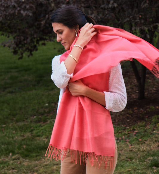 Modelo mujer con un chal de baby alpaca y seda de color irish rose 