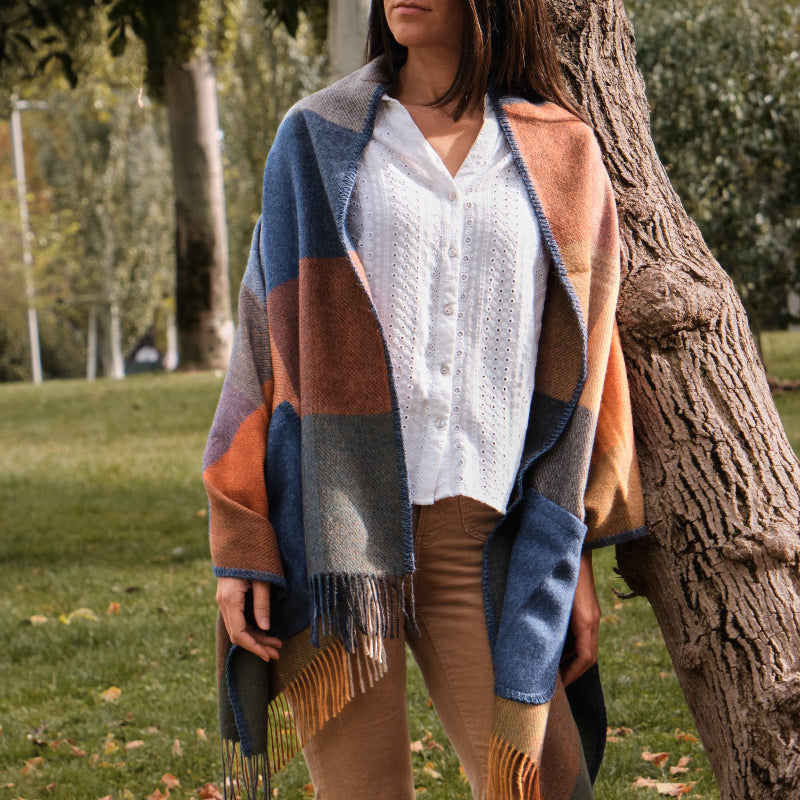 Mujer con un chal de cuadros con bolsillos multicolor de baby alpaca LAMINI
