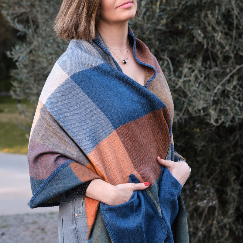 Mujer con un chal de cuadros con bolsillos multicolor de baby alpaca LAMINI
