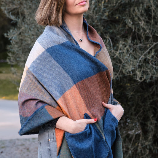 Mujer con un chal de cuadros con bolsillos multicolor de baby alpaca LAMINI