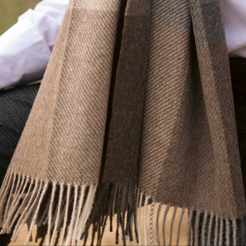 Chal de cuadros con bolsillos - lana baby alpaca