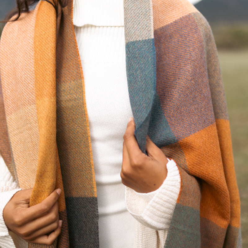 Detalle del chal de cuadros de baby alpaca multicolor de LAMINI