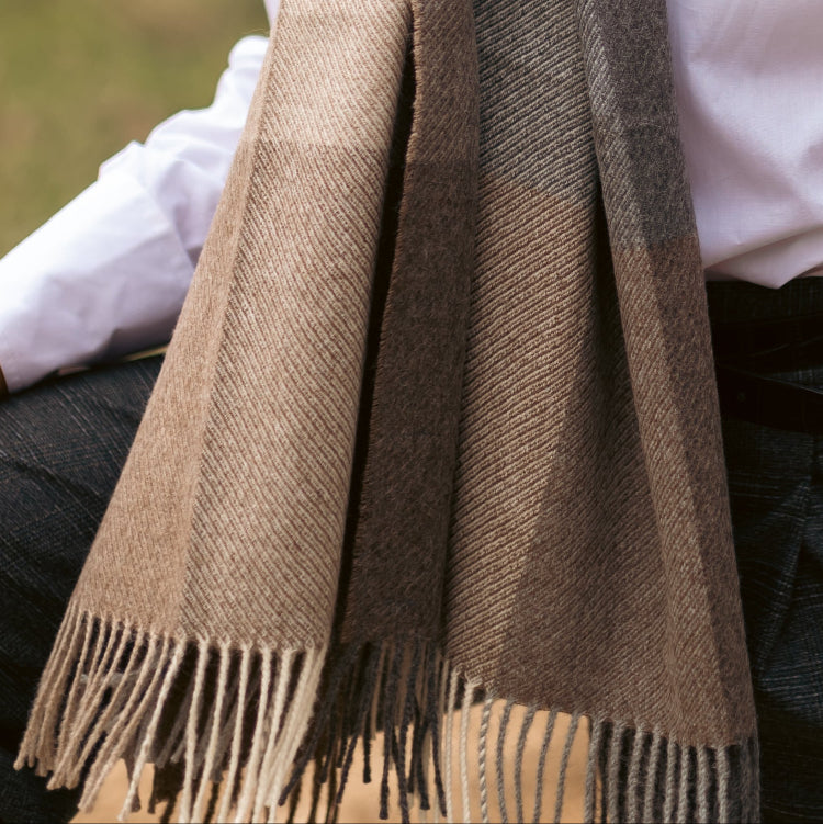 detalle del chal de baby alpaca de cuadros de colores neutros de LAMINI