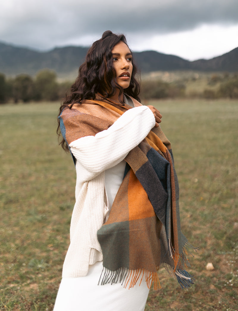 Chal de cuadros multicolor tejido en suave lana peruana de baby alpaca