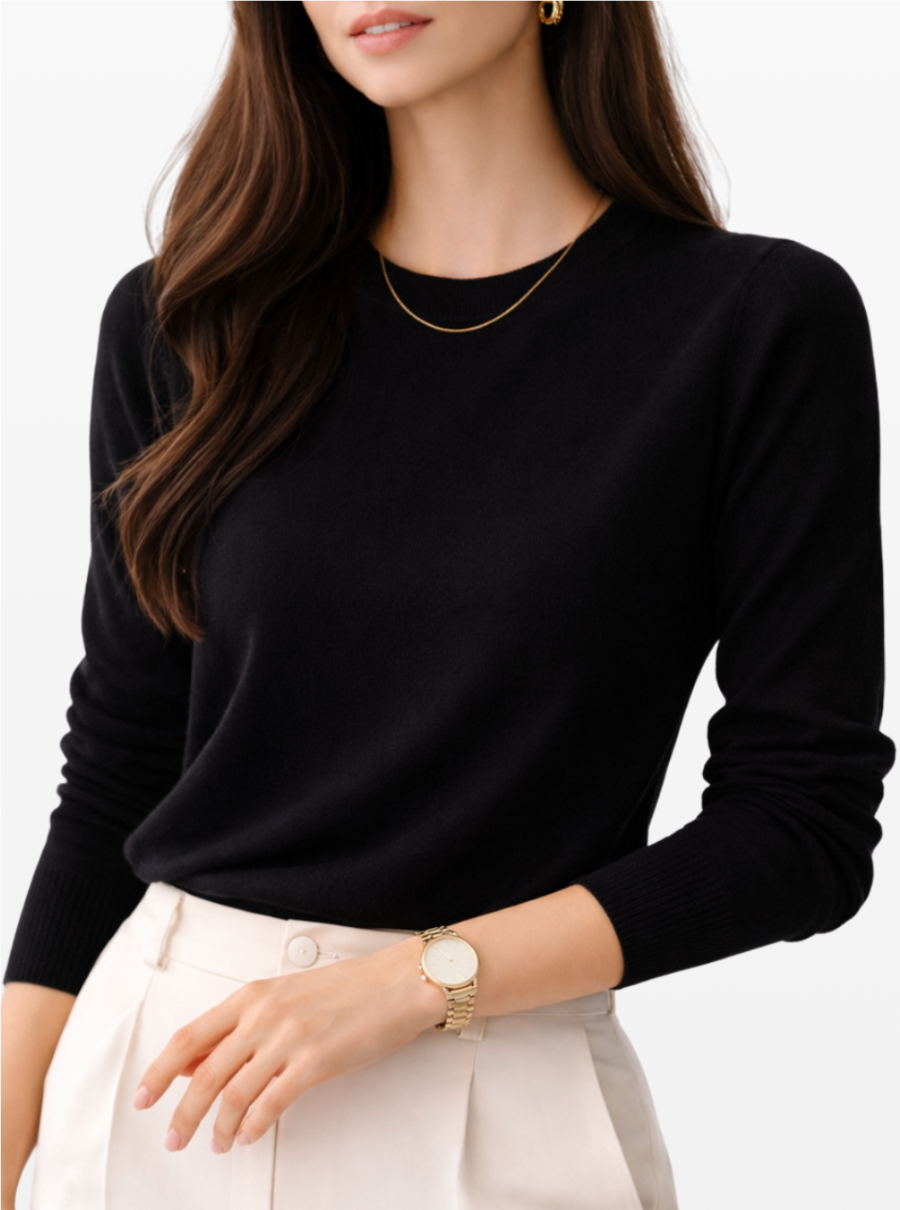 Modelo femenina con jersey classic cuello redondo de hecho de lana baby alpaca 100% color black